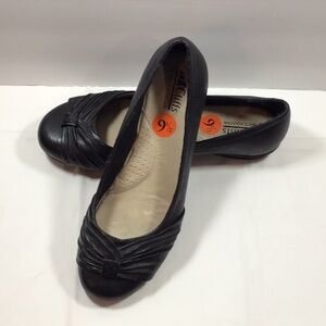 Cliffs by WHITE MOUNTAIN Black Ballet Flats with Pleated Design